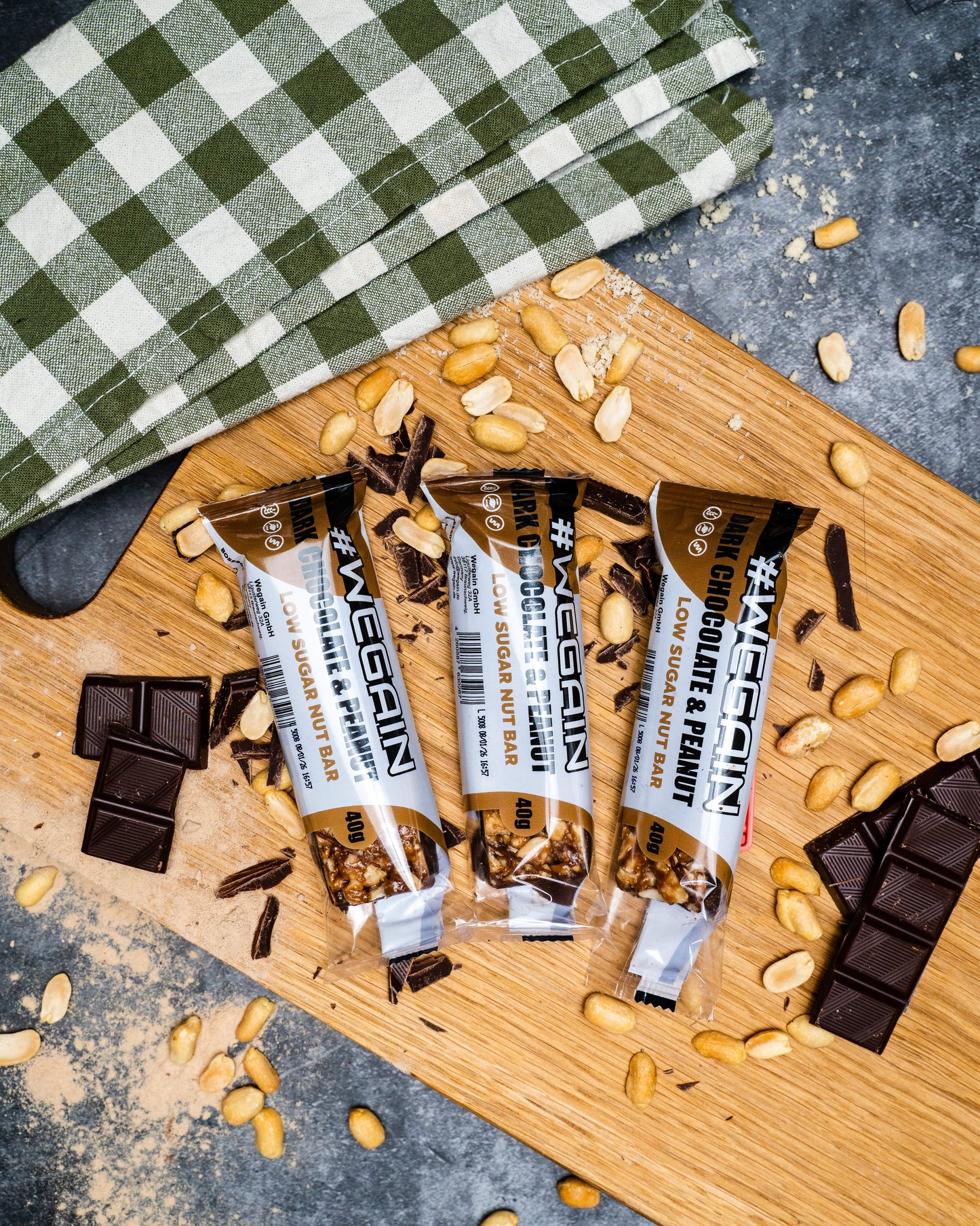 WEGAIN Baton cu ciocolată neagră și arahide, conținut scăzut de zahăr - 40g Tavă cu 12 bucăți