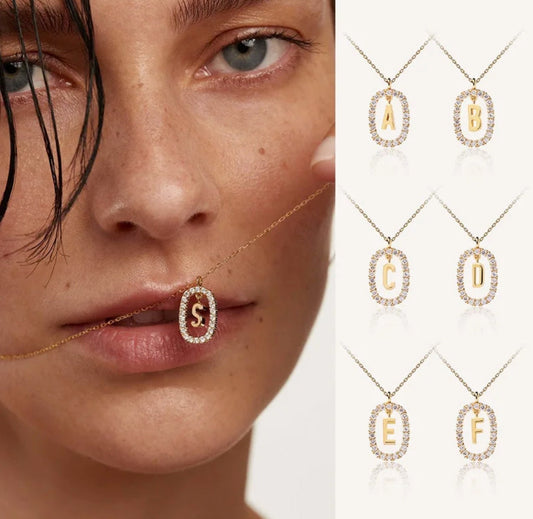 Colier cu pandantiv din argint 925, diverse litere într-un cerc cu strasuri, 45cm