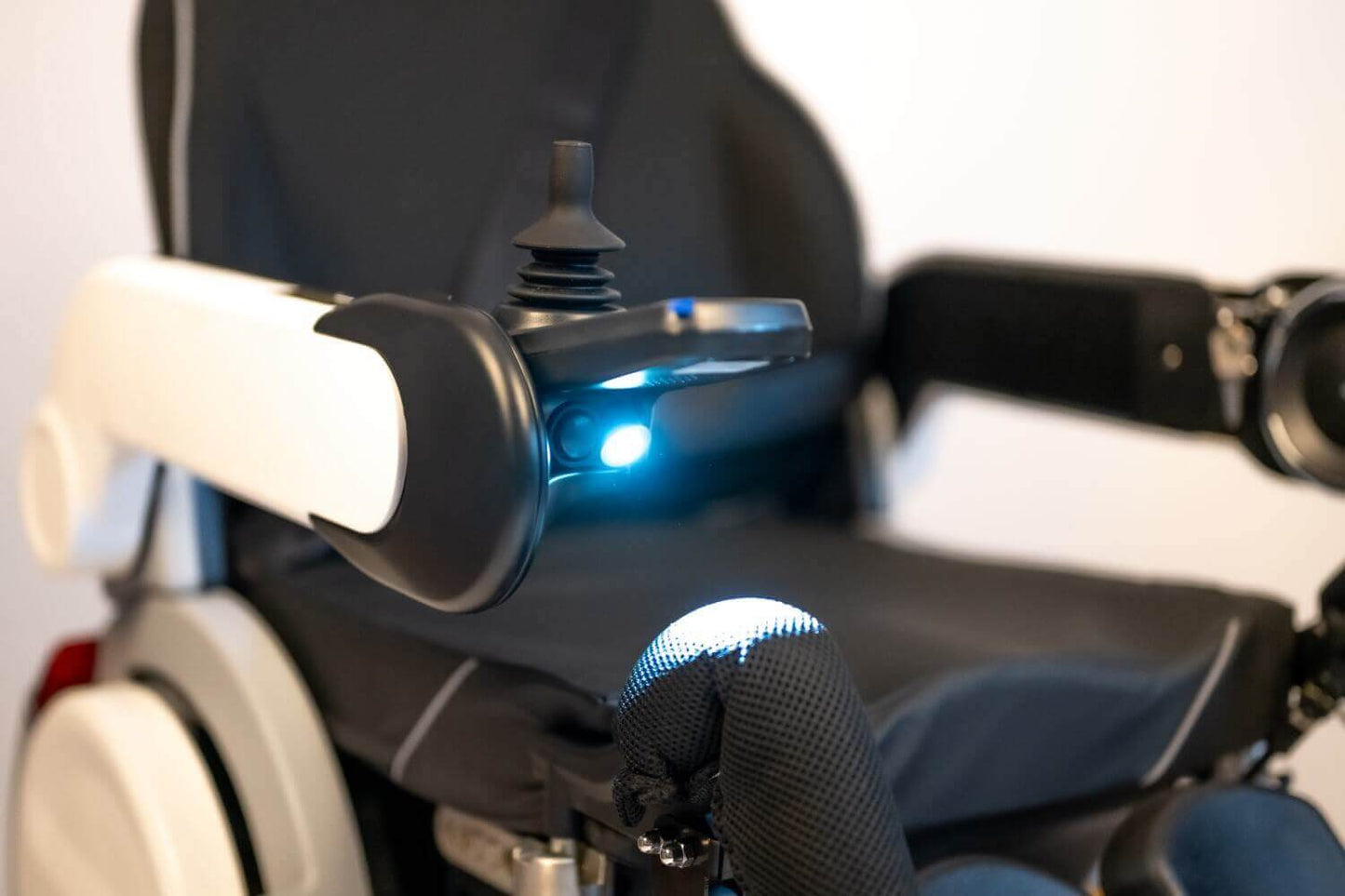 Faltbarer Elektrorollstuhl – 25 km Reichweite & App-Steuerung