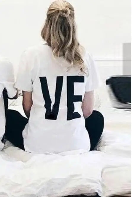 Unisex T-Shirt LOVE Rot - Hochwertige Baumwolle - Basic Kurzarm Rundhals Shirt - Casual Tops 2024