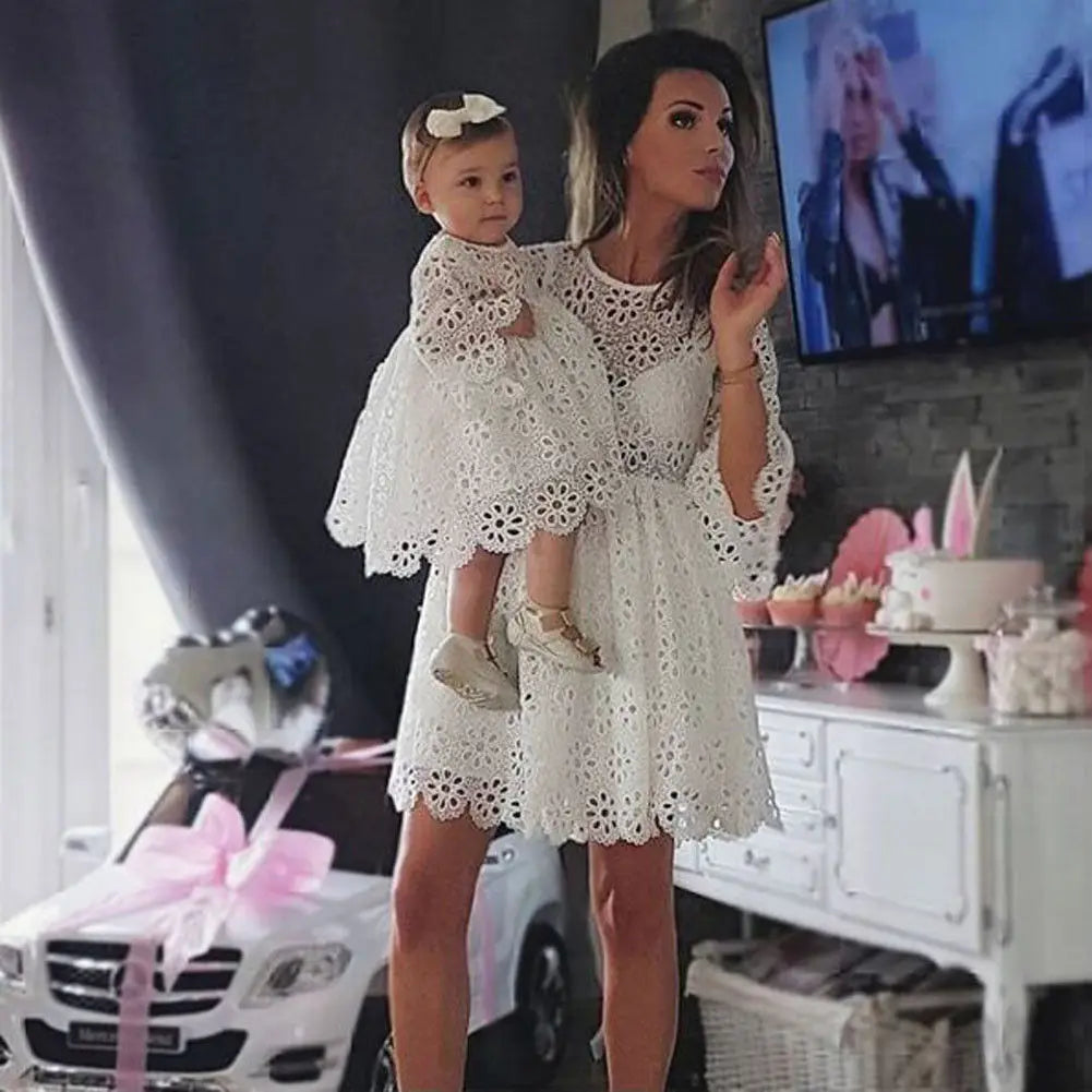 Familie Mutter Tochter Passende Kleidung 2025 - Frauen Baby Mädchen Kleid Sommer Party - Hochzeit Prinzessin Weiß Ausgeschnitten Blumen Spitze Outfit