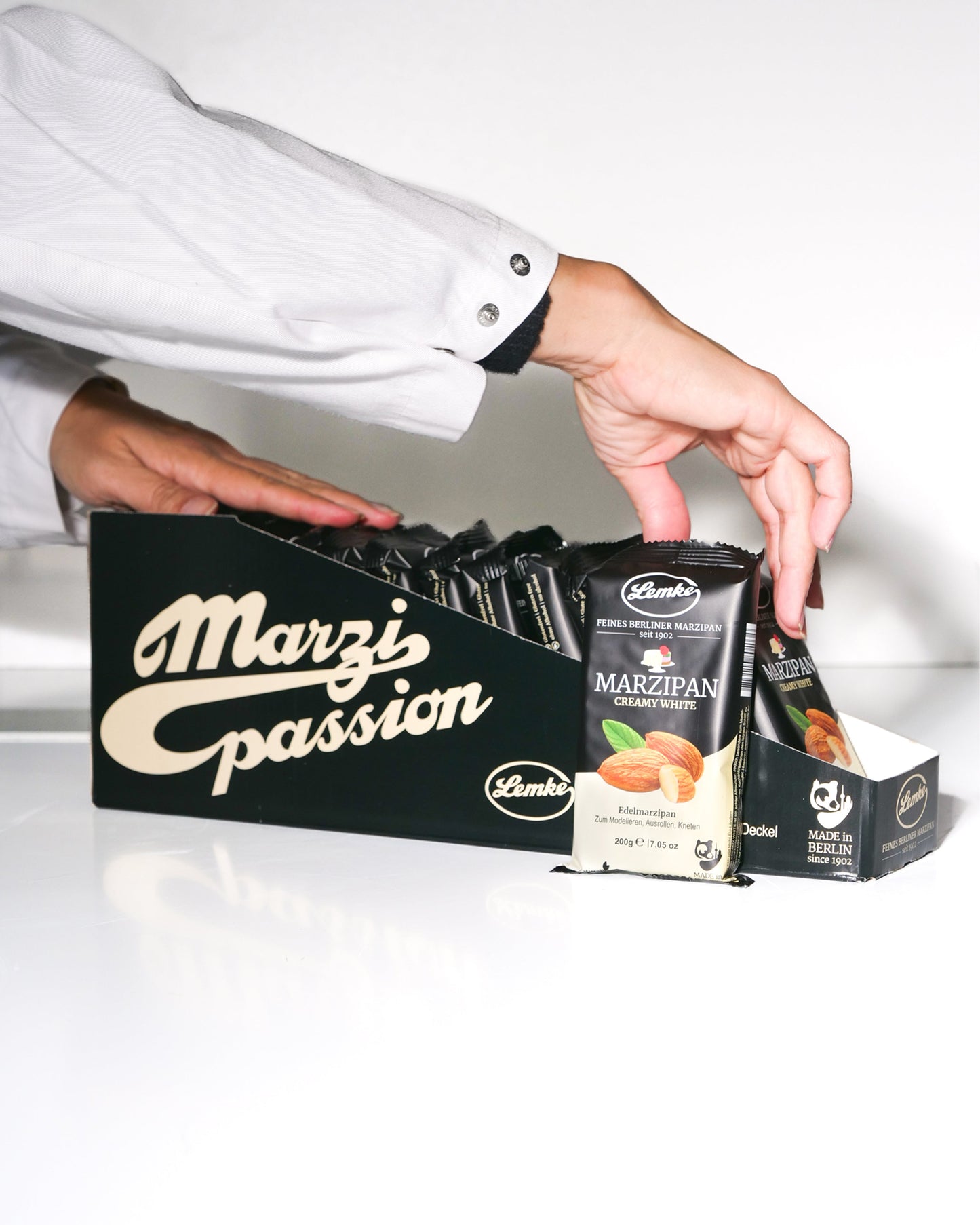 Marțipan fin Berlin Lemke, alb cremos - Marțipan fin Berlin, conținut de migdale 38%, calitate 70:30, vegan