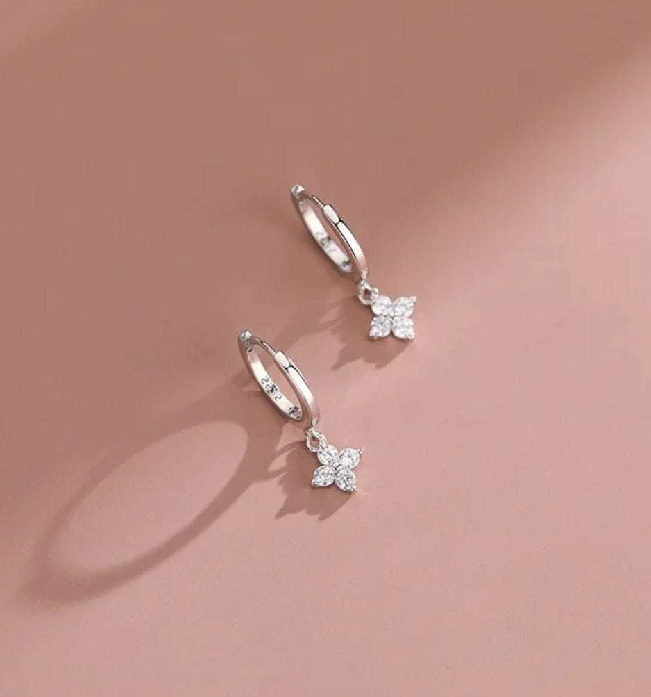 Cercei din argint 925, floare cu patru petale, 2 cm