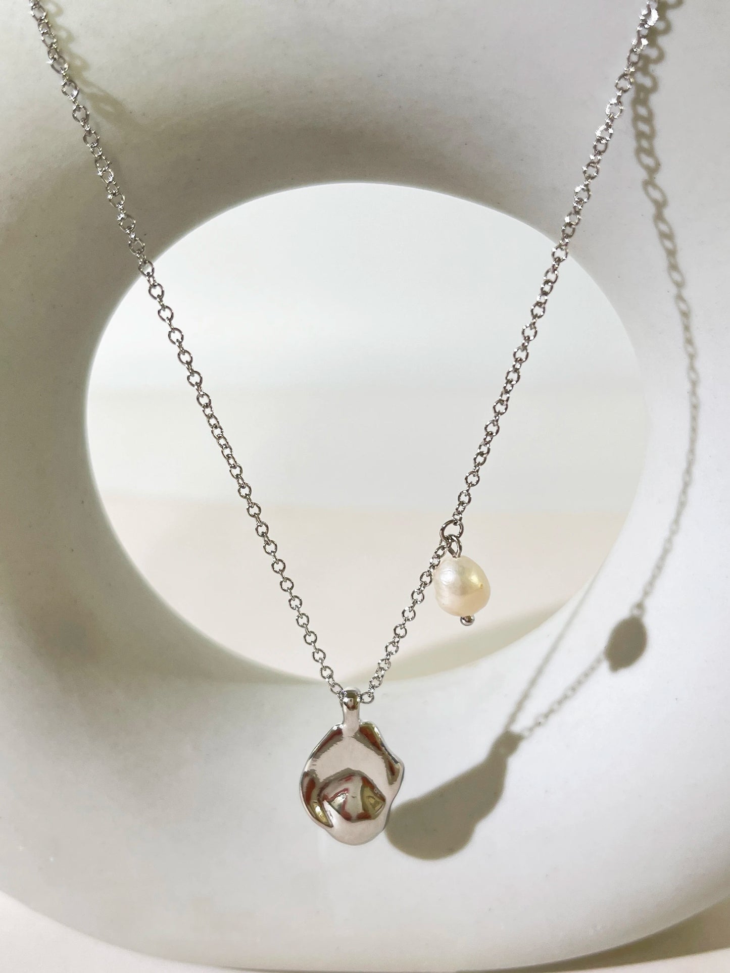 Colier cu pandantiv baroc placat cu aur și argint Peri'sbox, cu perle naturale de apă dulce, în formă de lacrimă, idee excelentă de cadou