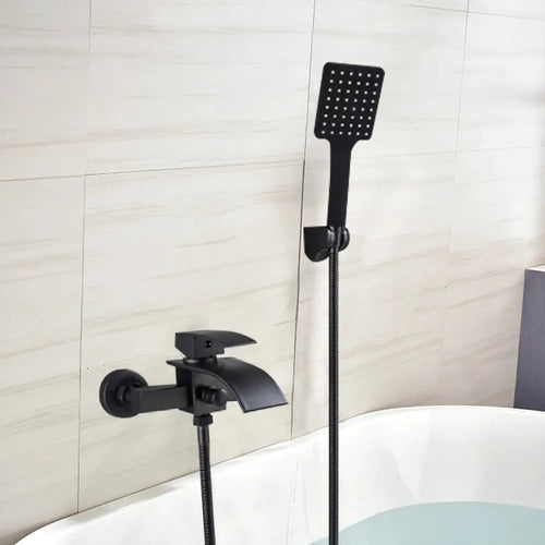 Schwarzer Wasserfall-Wandmontage-Wannenhahn, Wannenfüllhahn aus Messing, Badezimmer-Wannenhahn mit Handbrause