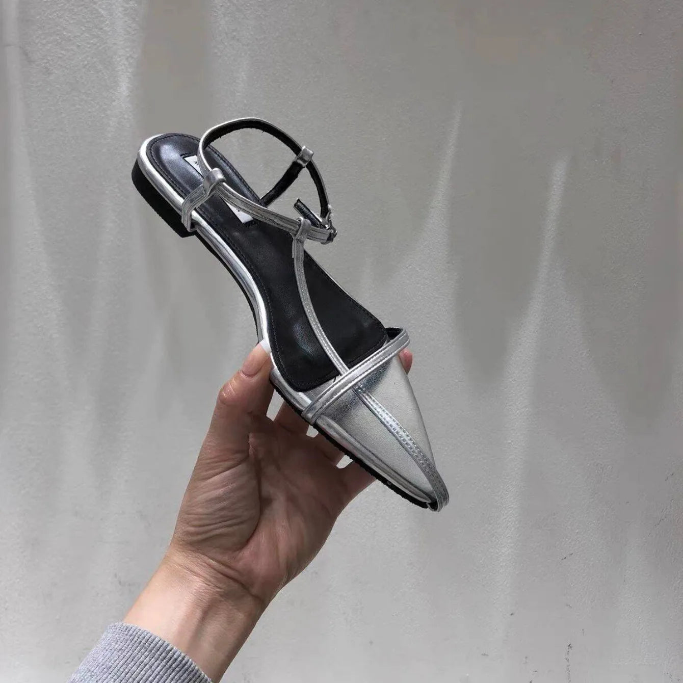 Women Flats Sandals Pointed Toe Narrow Band Design Sandals Ankle Buckle Strap Clip Toe Roman Style Casual Beach Ladies Shoes