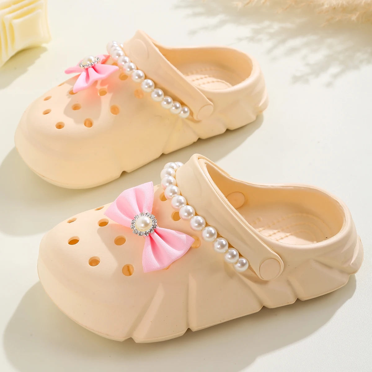 Mädchen-Clogs 2025: Atmungsaktive Schleife-Accessoires - Strand Garden Collection
