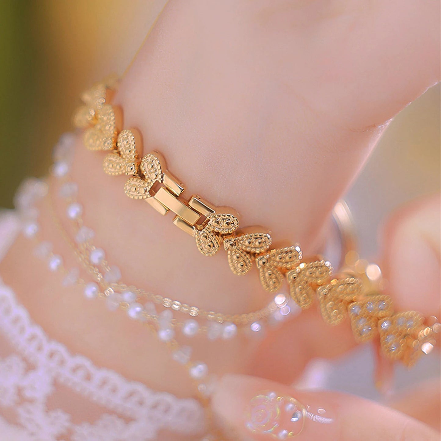 Uhren Frauen Luxus Vintage 2025 - Elegant Golden Armband Damen Uhr - Gold Strass Quarz Armbanduhren Geschenke Frauen Reloj