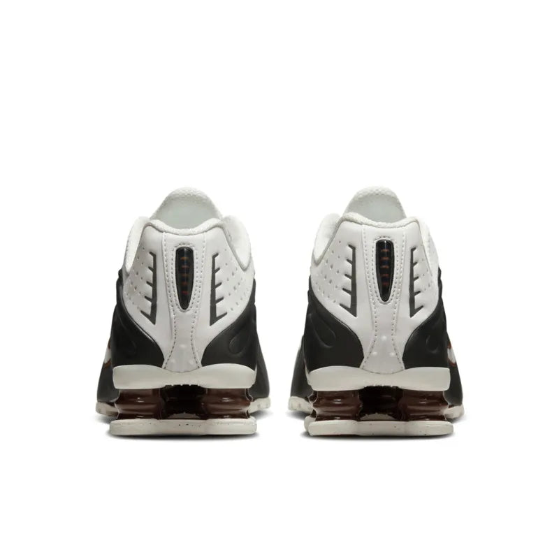 Nike Shox R4 Dämpfung - Obermaterial Polyester, Innenmaterial Canvas, Sohlenmaterial Gummi