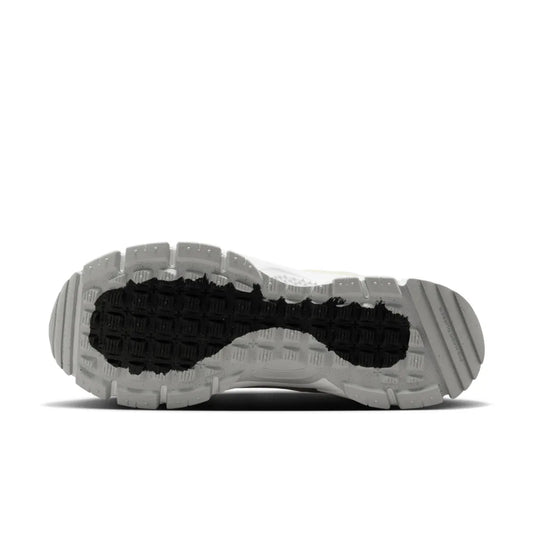 Pantofi sport ușori Nike Zoom Vomero Roam HJ4646-100 - Mărimea EU 42.5, Greutate aprox. 320 g, Material superior Poliester