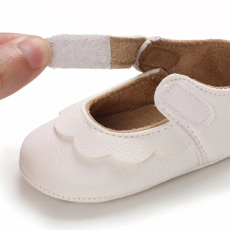 Baby Mädchen Schuhe 2025 - Fashion Einfarbig Leder Blume Prinzessin - Weiche Gummisohle Rutschfest Casual Erste Laufschuhe