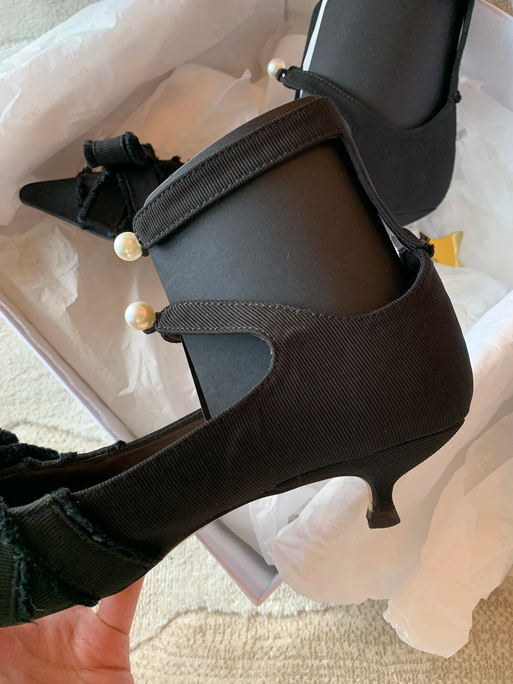Spitze Zehen Perlen Schnalle Sandalen 2025 - Knöchel Riemen Schleife Dekor Kätzchen Absätze - Mode Designer Sommer Elegant Kleid Party Schuhe