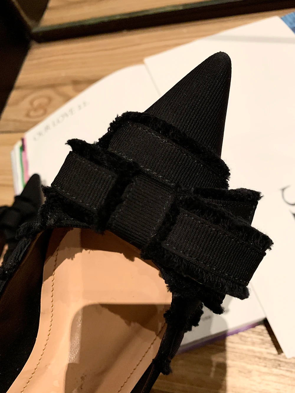 Spitze Zehen Perlen Schnalle Sandalen 2025 - Knöchel Riemen Schleife Dekor Kätzchen Absätze - Mode Designer Sommer Elegant Kleid Party Schuhe