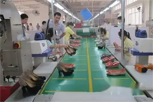 Cizme QRLQHY cu căptușeală groasă din fleece, iarnă - mărime EU 36-41, până la genunchi, toc plat