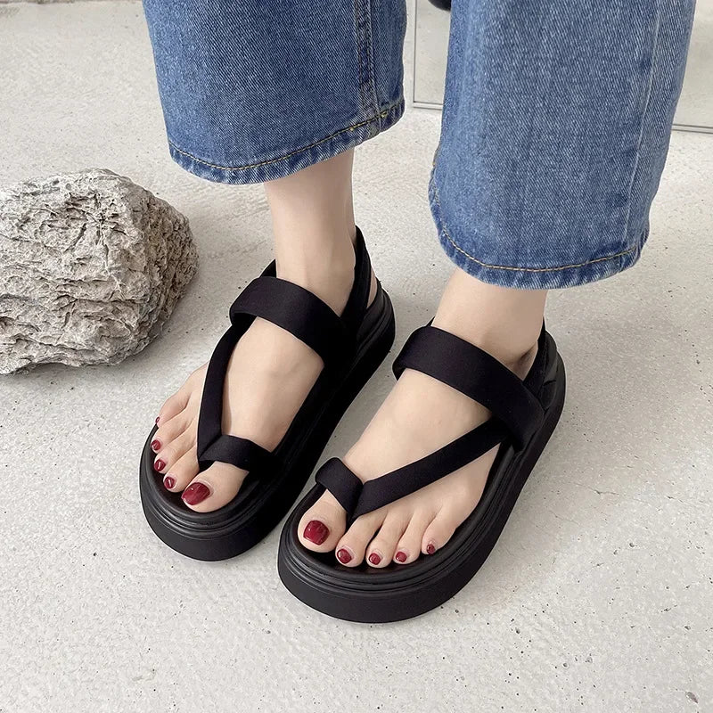 Damen-Platform-Sandalen 2025: COZOK Frauen Platform Sandalen Flache Flip Flops Sommer Strand Sexy Lässige Schuhe Kreuz Peep Zehen Damen Schuhe Mode Frau Schwarze Sandalen Kollektion