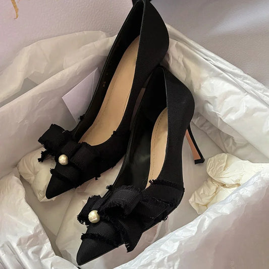 Schwarze Pumps mit Schleife - Perlen Dekor Spitze Zehen High Heels - Elegante Damen Stiletto Schuhe für Party