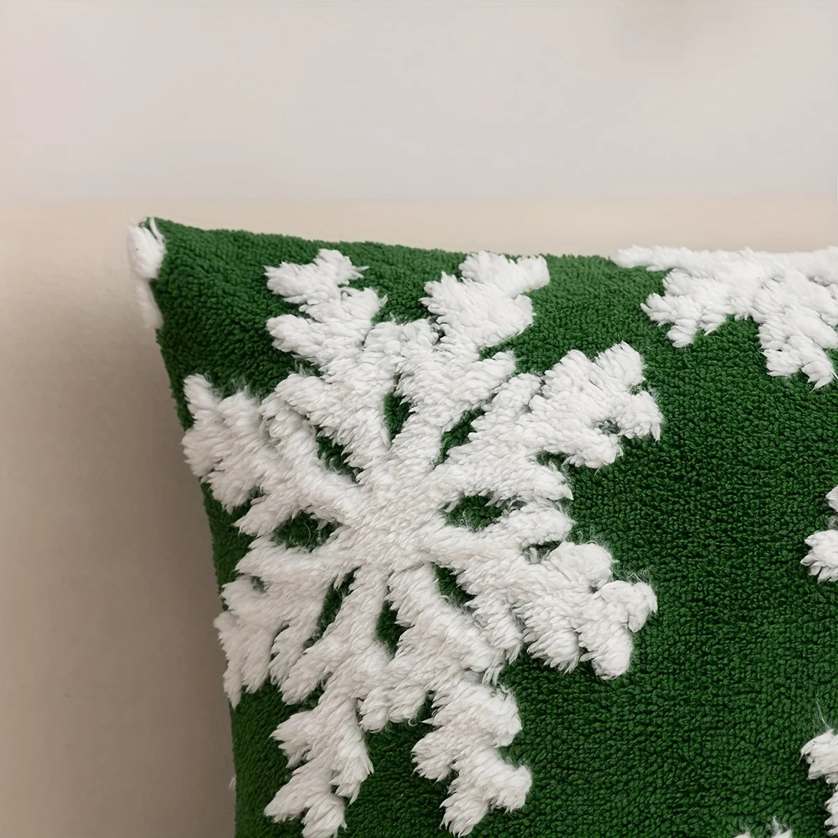 2-piece snowflake velvet pillow covers, Christmas-style square cushion covers, for home decoration in living room, bedroom
