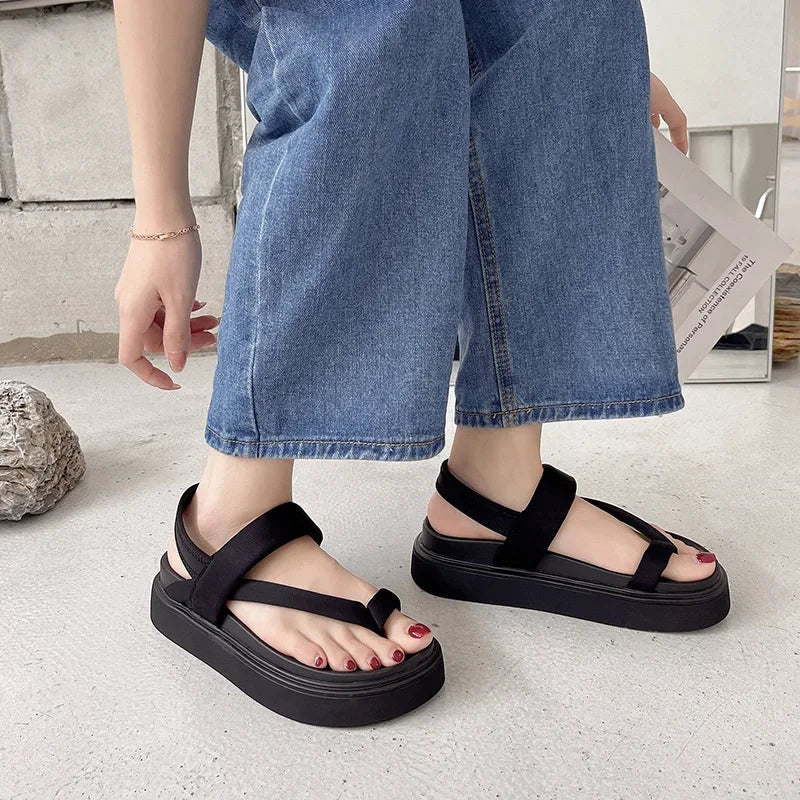 Damen-Platform-Sandalen 2025: COZOK Frauen Platform Sandalen Flache Flip Flops Sommer Strand Sexy Lässige Schuhe Kreuz Peep Zehen Damen Schuhe Mode Frau Schwarze Sandalen Kollektion