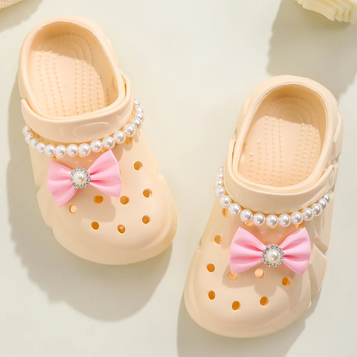 Mädchen-Clogs 2025: Atmungsaktive Schleife-Accessoires - Strand Garden Collection