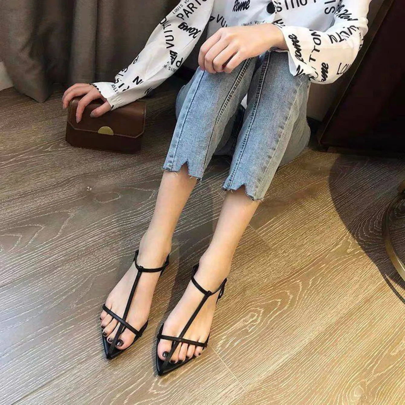 Women Flats Sandals Pointed Toe Narrow Band Design Sandals Ankle Buckle Strap Clip Toe Roman Style Casual Beach Ladies Shoes
