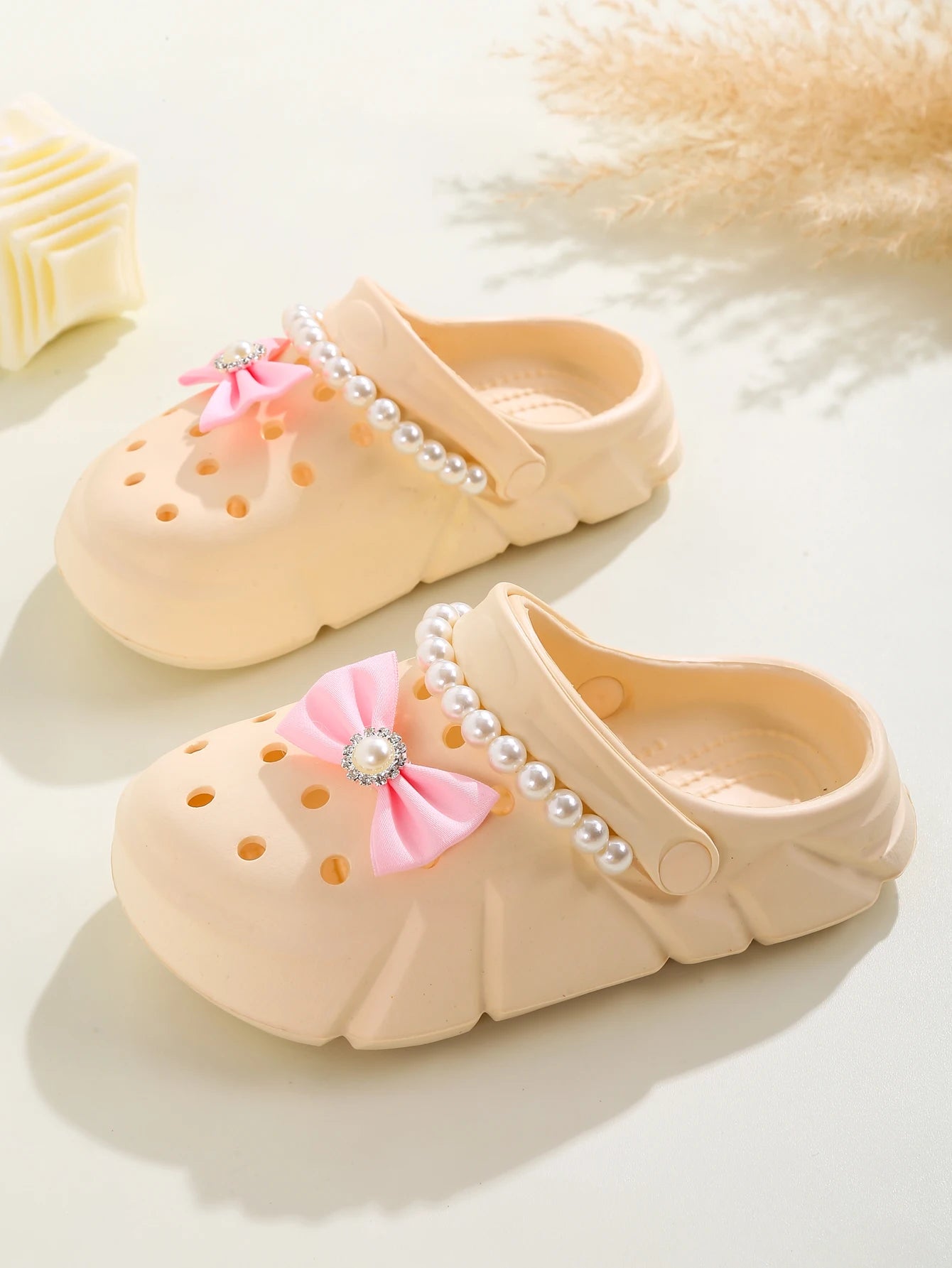 Mädchen-Clogs 2025: Atmungsaktive Schleife-Accessoires - Strand Garden Collection