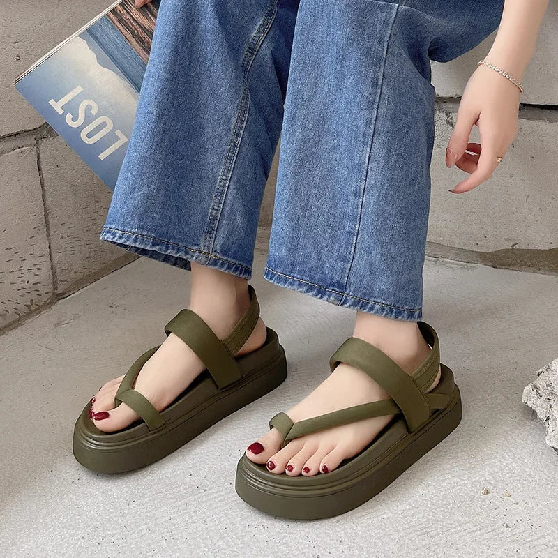 Damen-Platform-Sandalen 2025: COZOK Frauen Platform Sandalen Flache Flip Flops Sommer Strand Sexy Lässige Schuhe Kreuz Peep Zehen Damen Schuhe Mode Frau Schwarze Sandalen Kollektion