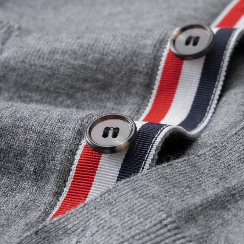 CN Zhejiang V-Neck Strickjacke - Größe M Material Acryl/Polyester