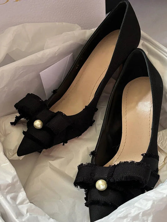 Schwarze Pumps mit Schleife - Perlen Dekor Spitze Zehen High Heels - Elegante Damen Stiletto Schuhe für Party
