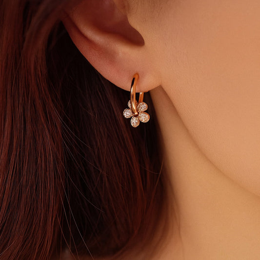 Cercei din argint 925, floare atârnată cu zirconiu cubic