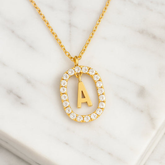 Colier cu pandantiv din argint 925, diverse litere într-un cerc cu strasuri, 45cm