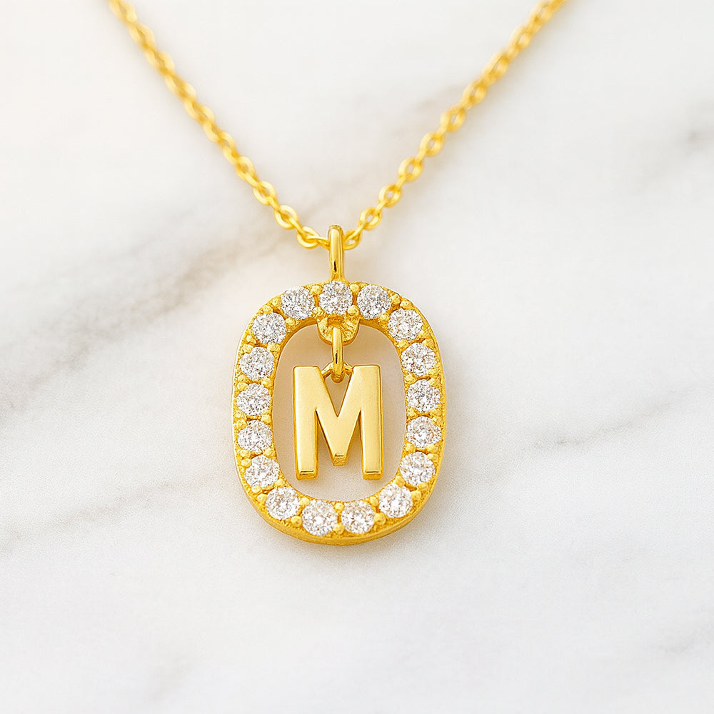 Colier cu pandantiv din argint 925, diverse litere într-un cerc cu strasuri, 45cm