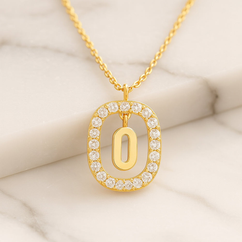 Colier cu pandantiv din argint 925, diverse litere într-un cerc cu strasuri, 45cm