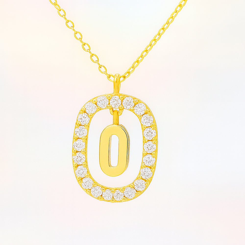 Colier cu pandantiv din argint 925, diverse litere într-un cerc cu strasuri, 45cm