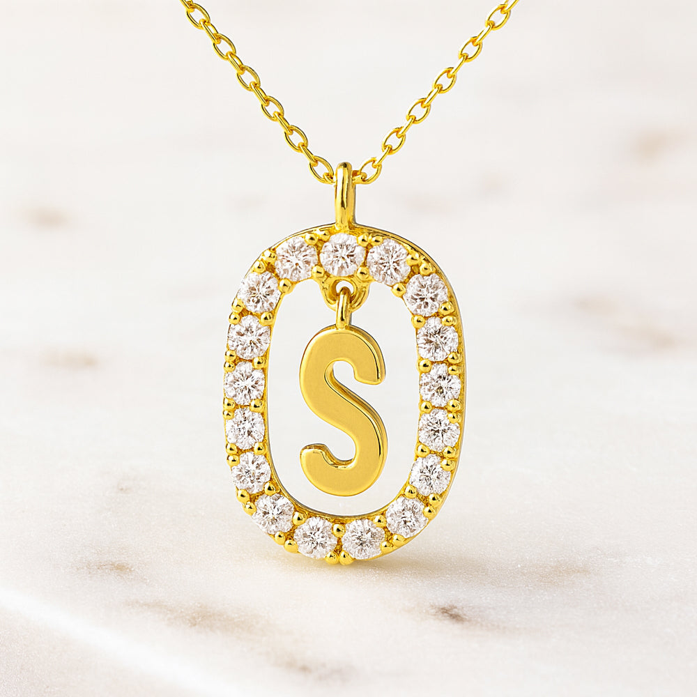 Colier cu pandantiv din argint 925, diverse litere într-un cerc cu strasuri, 45cm