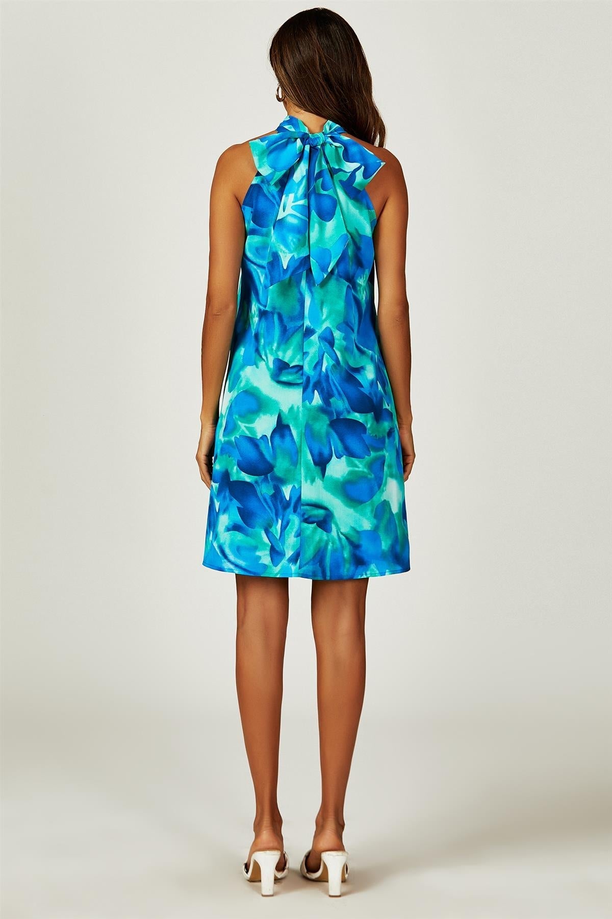 Rochie mini albastră cu imprimeu floral abstract și decolteu halter, cu nod la spate