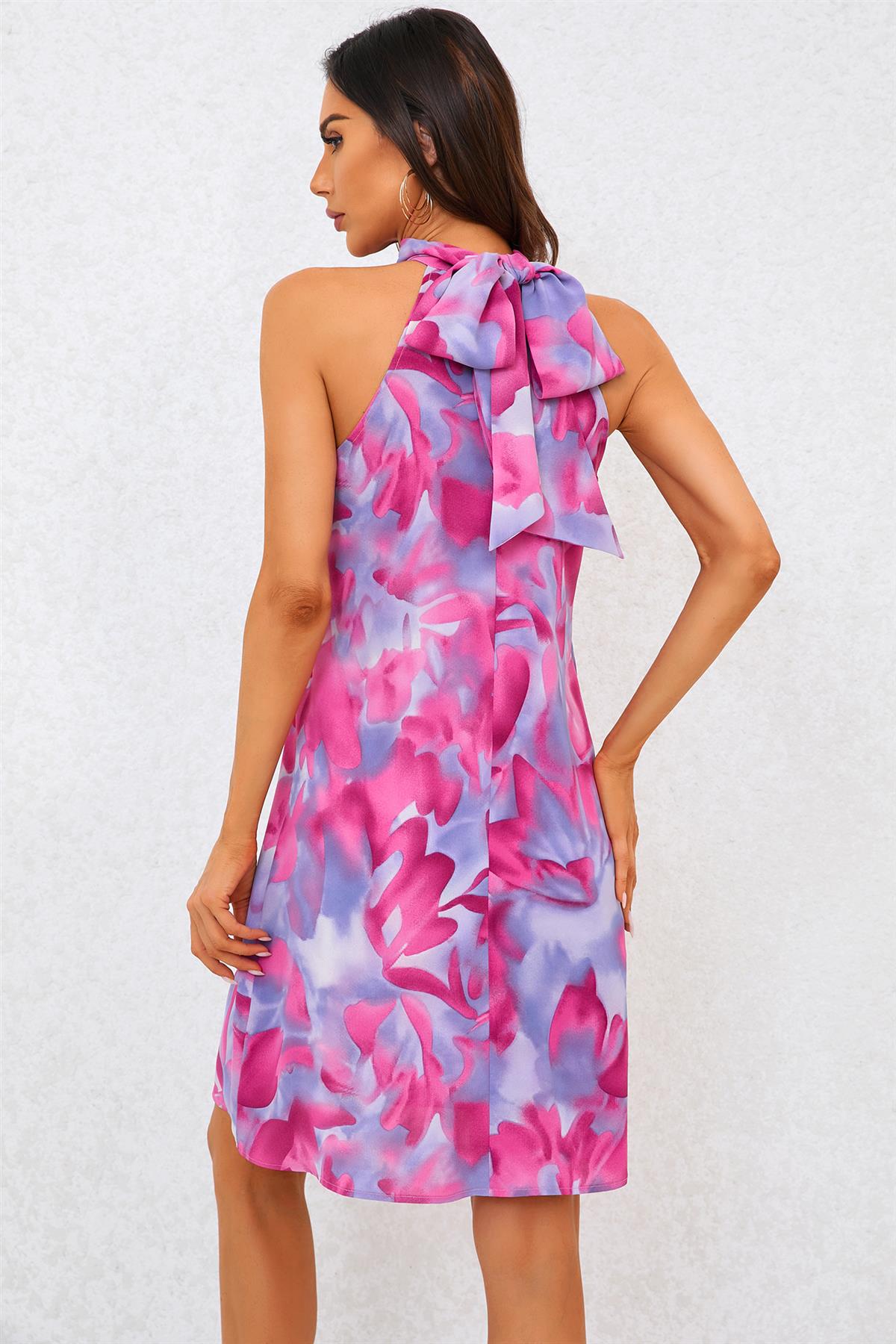 Rochie mini roz cu imprimeu floral abstract și legături la spate, decolteu halter