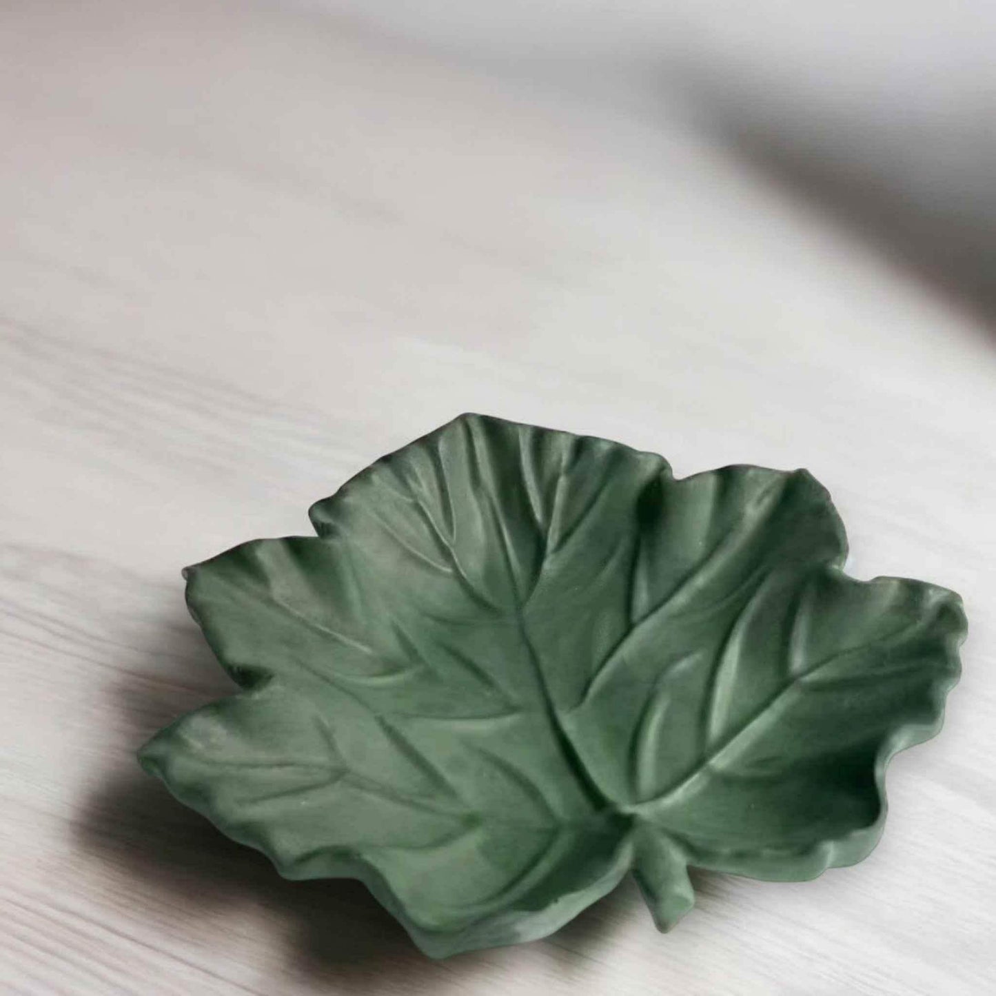 Handgegossenes Hanfblatt Herbstcharme - Größe 20 cm, Gewicht 0,3 kg