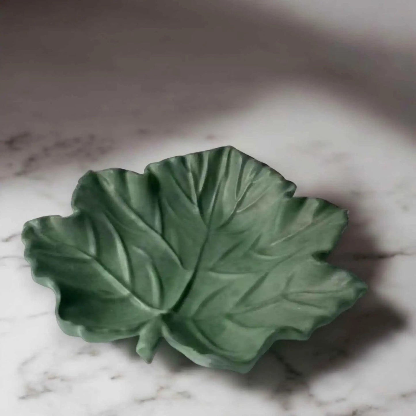 Handgegossenes Hanfblatt Herbstcharme - Größe 20 cm, Gewicht 0,3 kg