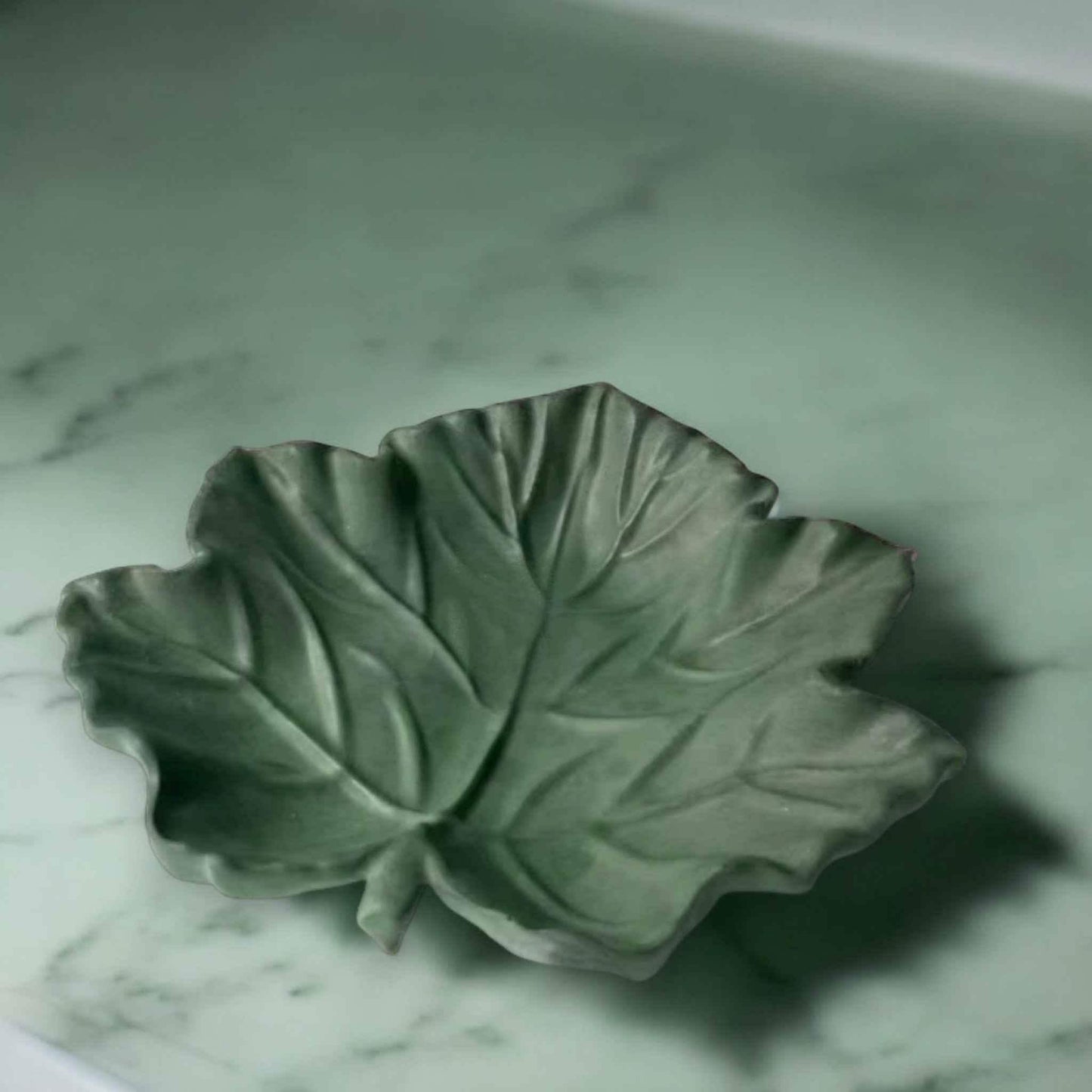 Handgegossenes Hanfblatt Herbstcharme - Größe 20 cm, Gewicht 0,3 kg